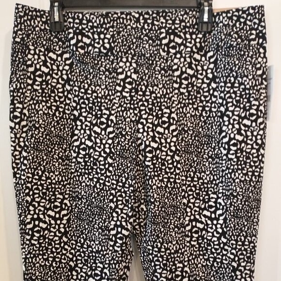 Cooper & Ella Plus Pull on Cropped Pants with Rolled Cuffs Black White Size 22W - Picture 3 of 14